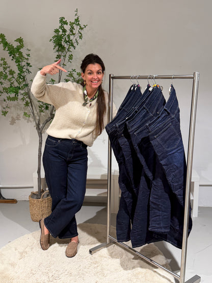 BARREL JEANS - DONKERE WASSING
