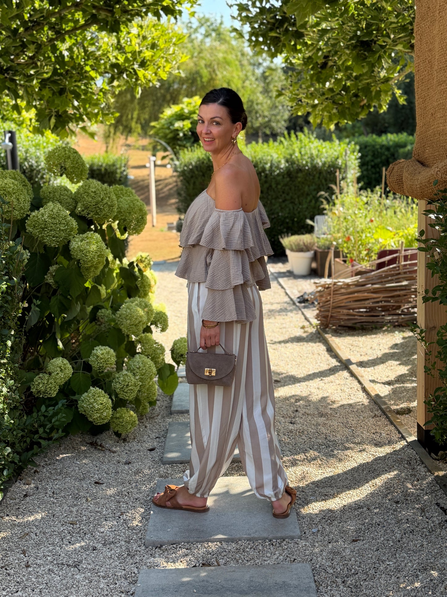 RUFFLE TOP - BEIGE