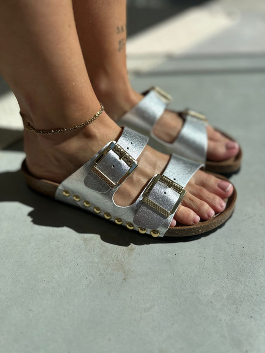 Malibu-Slipper mit goldenen Nieten 