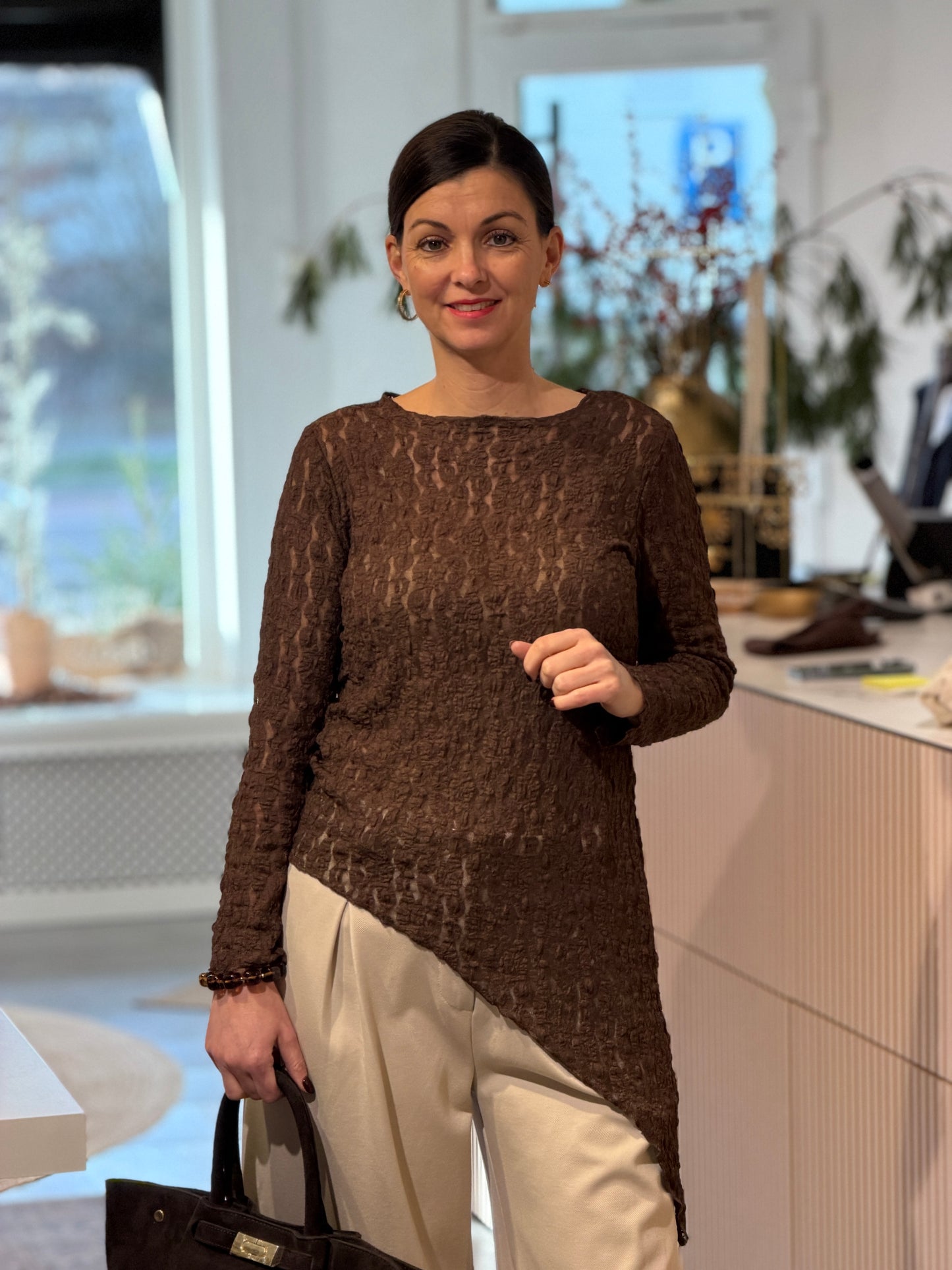 TAMAR Asymmetric Lace Top - Donkerbruin