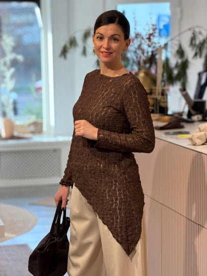 TAMAR Asymmetric Lace Top - Donkerbruin