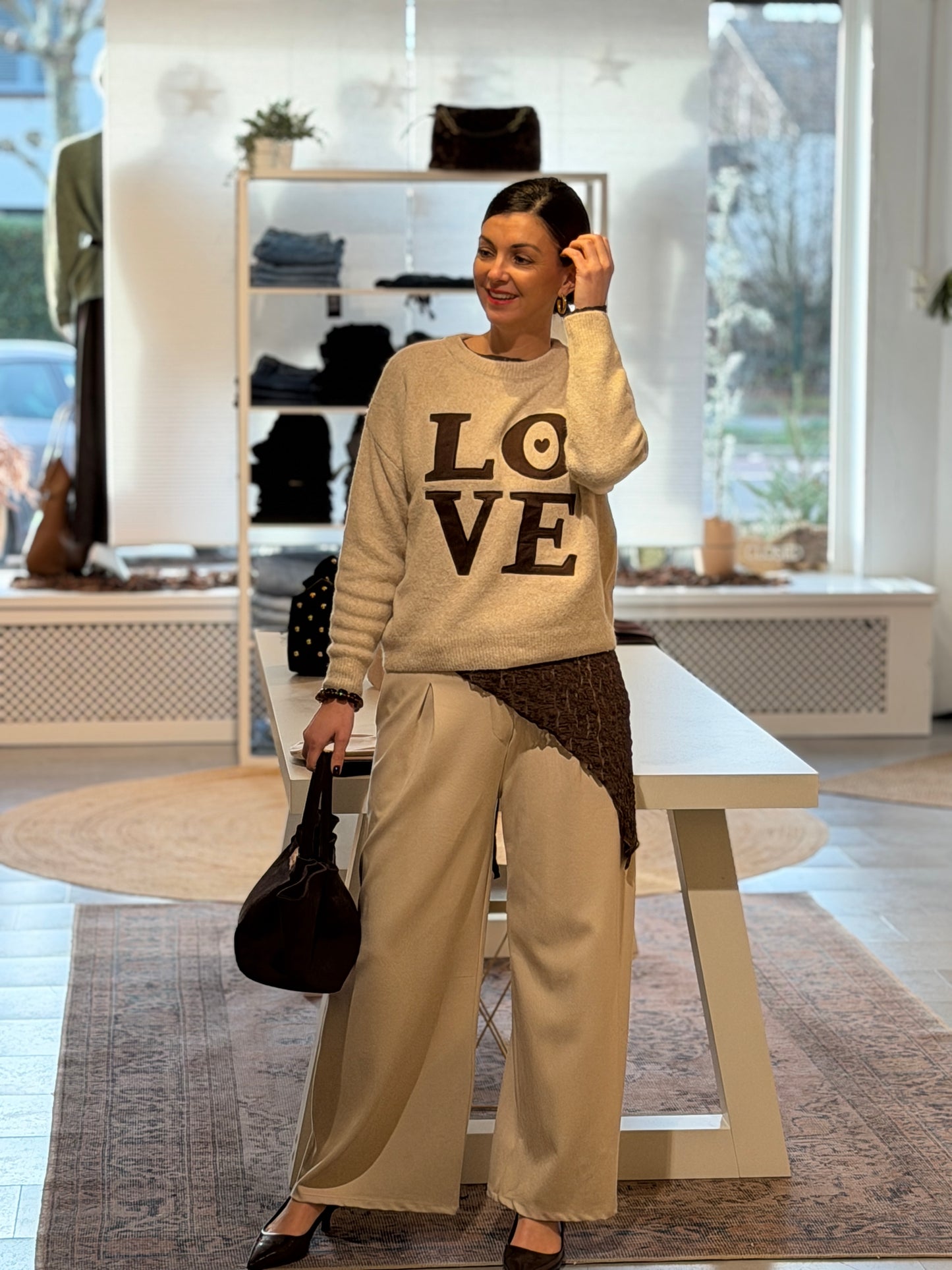 TAMAR Asymmetric Lace Top - Donkerbruin