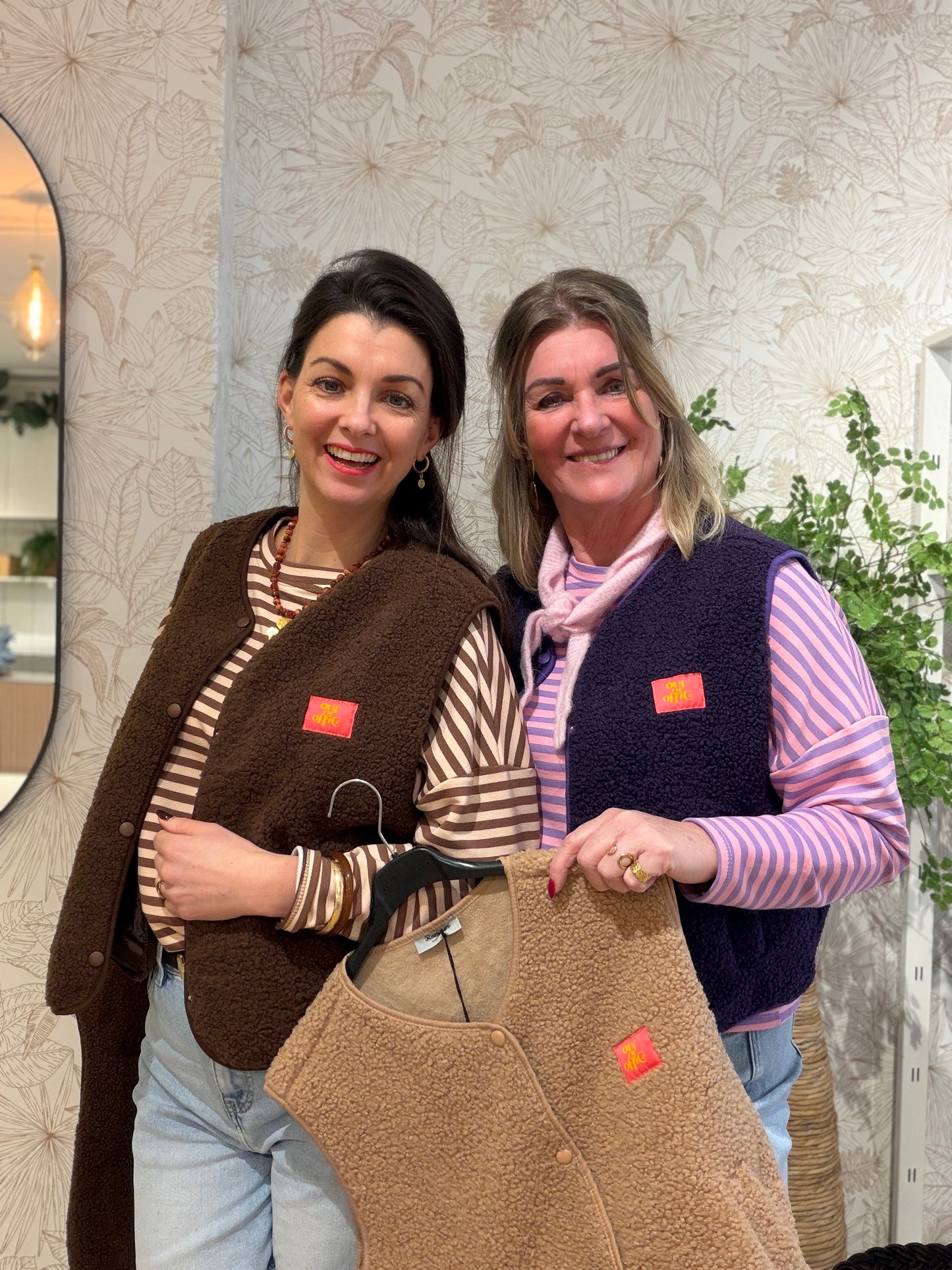 OUT of OFFICE Gilet - bruin